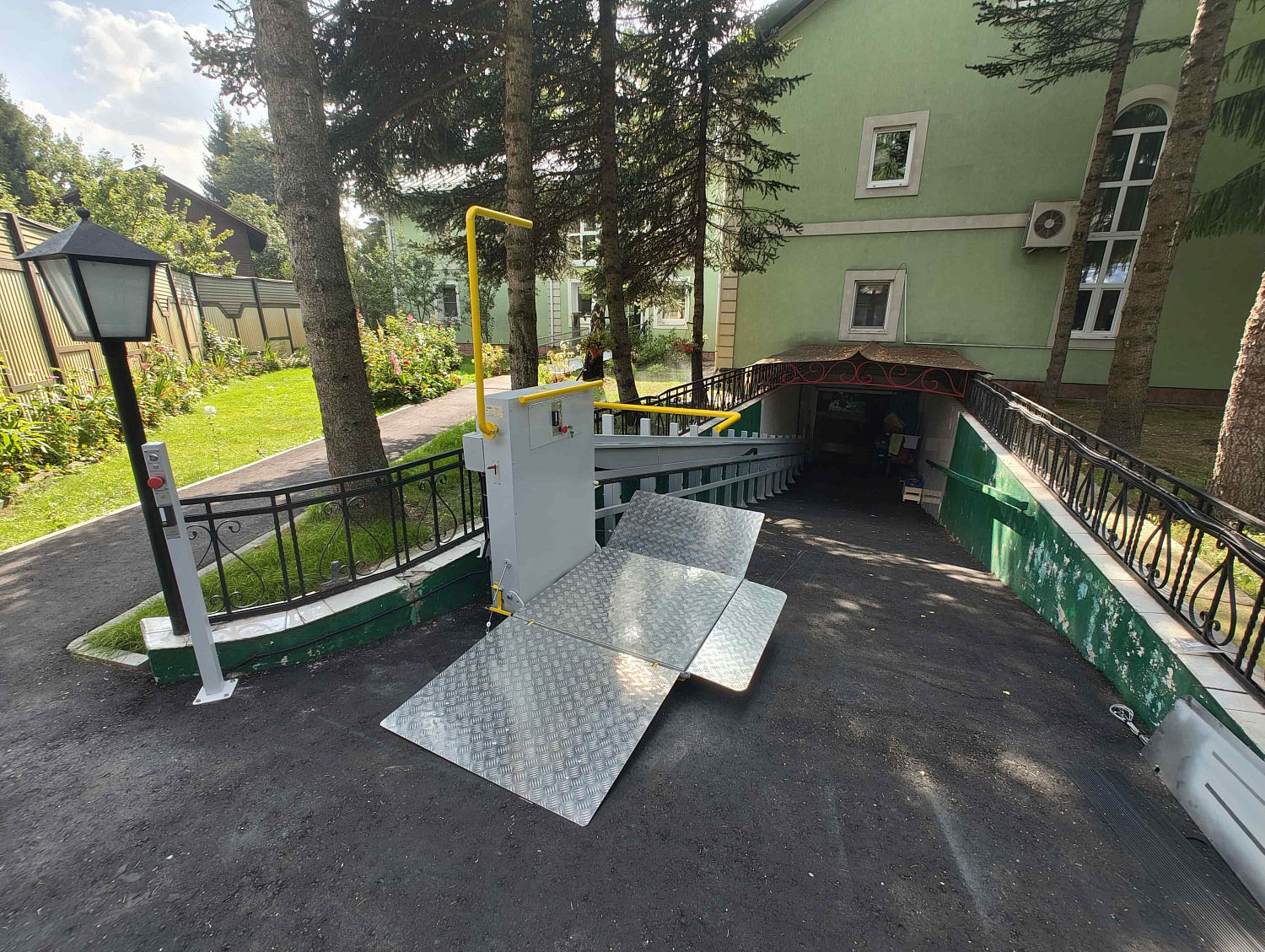 Подъёмная платформа РПМ 01 В посёлке Шереметьевское, по адресу г. Долгопрудный, ул. Ленина, д. 31